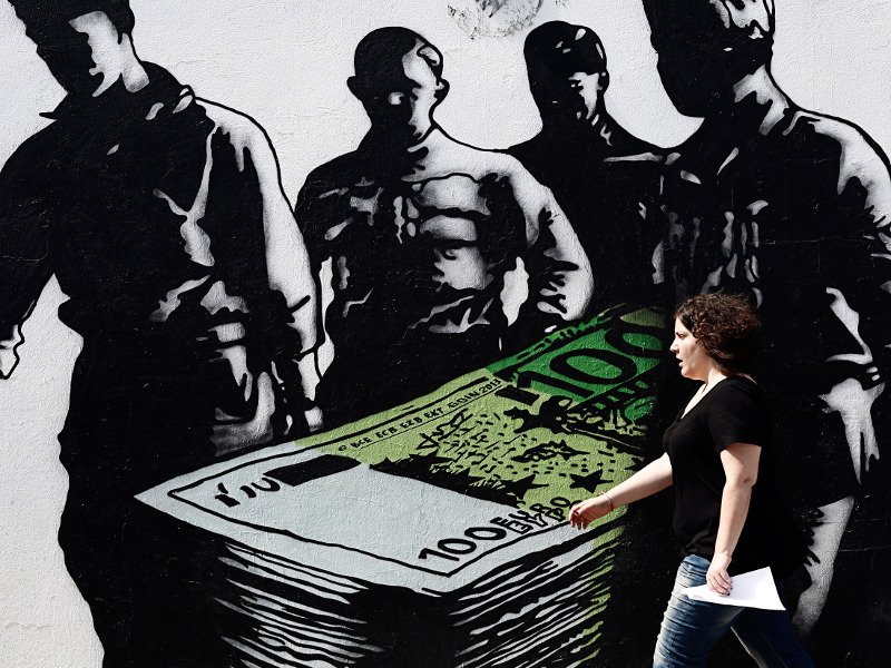 Bloomberg: Οι Ελληνες ζωγραφίζουν την κρίση - Καμβάς της λιτότητας οι τοίχοι της Αθήνας [εικόνες] | iefimerida.gr 1