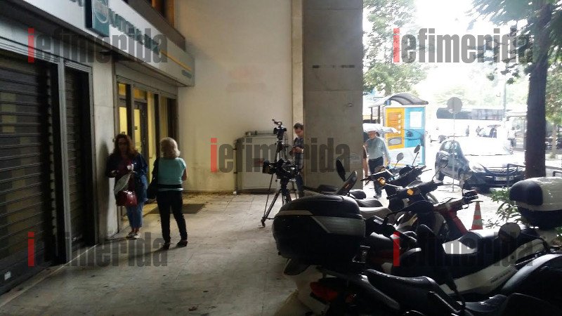 Οι κάμερες του Bloomberg έξω από τις τράπεζες του Συντάγματος [εικόνες] | iefimerida.gr 3