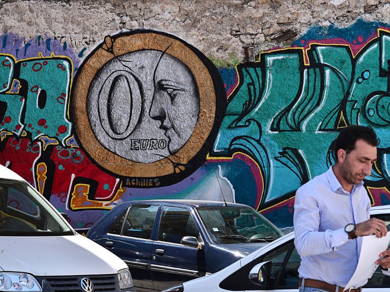 Bloomberg: Οι Ελληνες ζωγραφίζουν την κρίση - Καμβάς της λιτότητας οι τοίχοι της Αθήνας [εικόνες] | iefimerida.gr 10