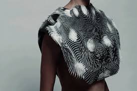 Αυτή η γυναικεία μπλούζα είναι κατασκευασμένη για να τραβάει το βλέμμα των ανδρών [εικόνες] | iefimerida.gr 1