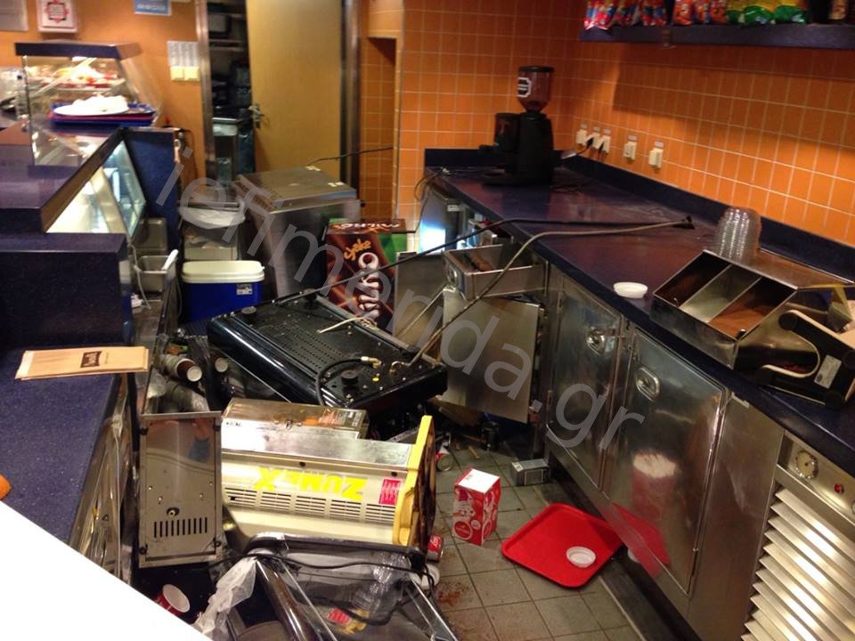 Οτι απέμεινε από το μπαρ του πλοίου Blue Star Naxos έπειτα από χτύπημα σφοδρής θαλασσοταραχής [εικόνα] | iefimerida.gr 0