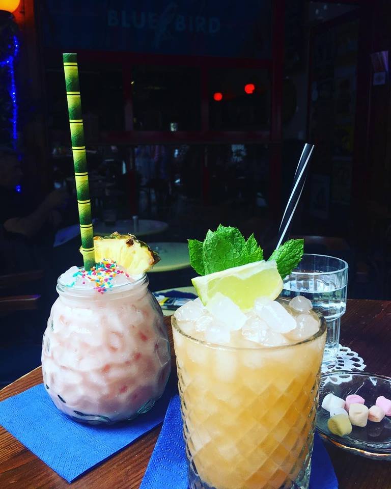 Εκεί θα βρεις μάλιστα και Happy Hour... κάθε μέρα από τις 6 ως τις 8 το βράδυ, τα cocktail είναι στα 6 ευρώ και τα ποτά στα 5.