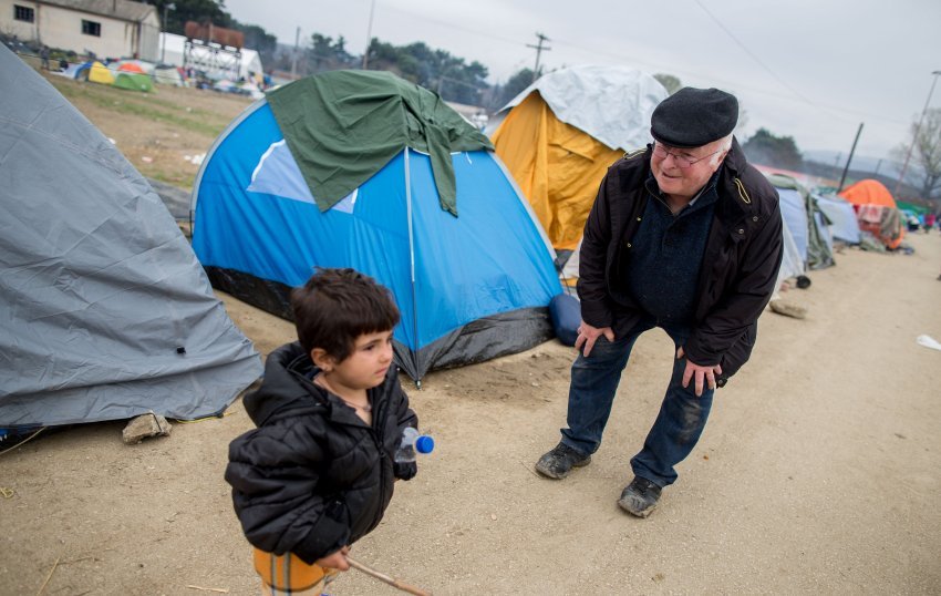 Γερμανός, πρώην υπουργός, στήνει αντίσκηνο στην Ειδομένη [εικόνες] | iefimerida.gr 1