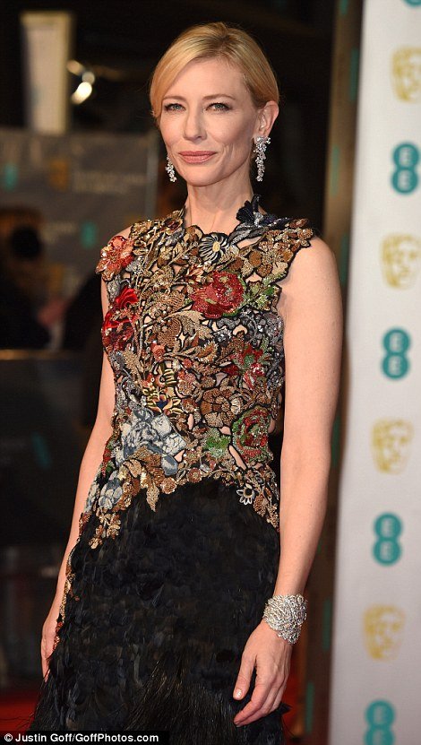 Λάμψη και εκθαμβωτικές τουαλέτες στα βραβεία BAFTA [εικόνες] | iefimerida.gr 3