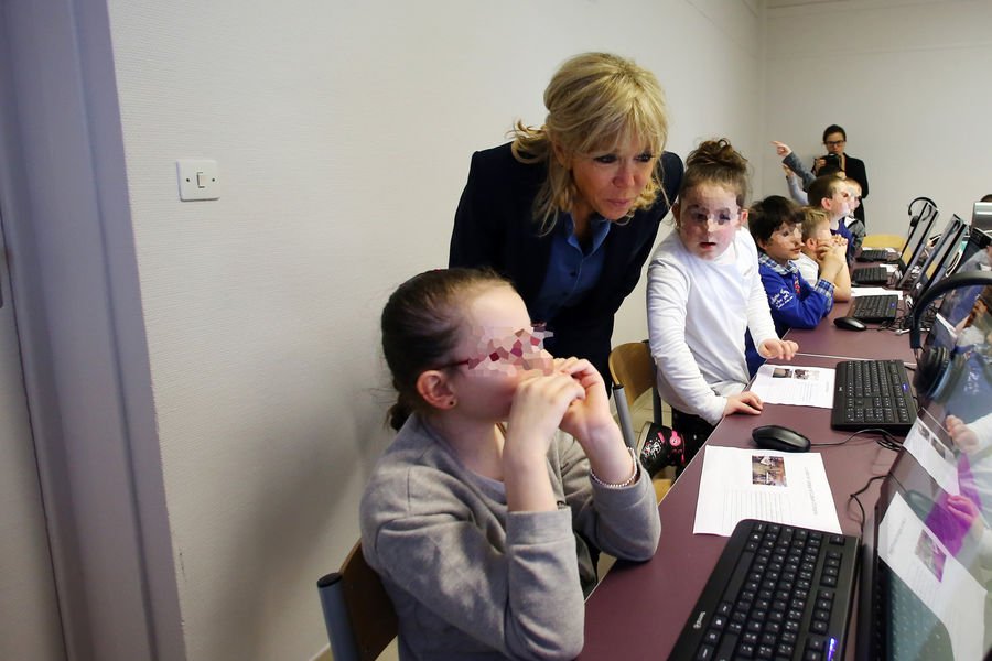 Παντού με τη γυναίκα του -Η σύζυγος του Εμμανουέλ Μακρόν κάνει εκστρατεία μαζί του [εικόνες] | iefimerida.gr 8