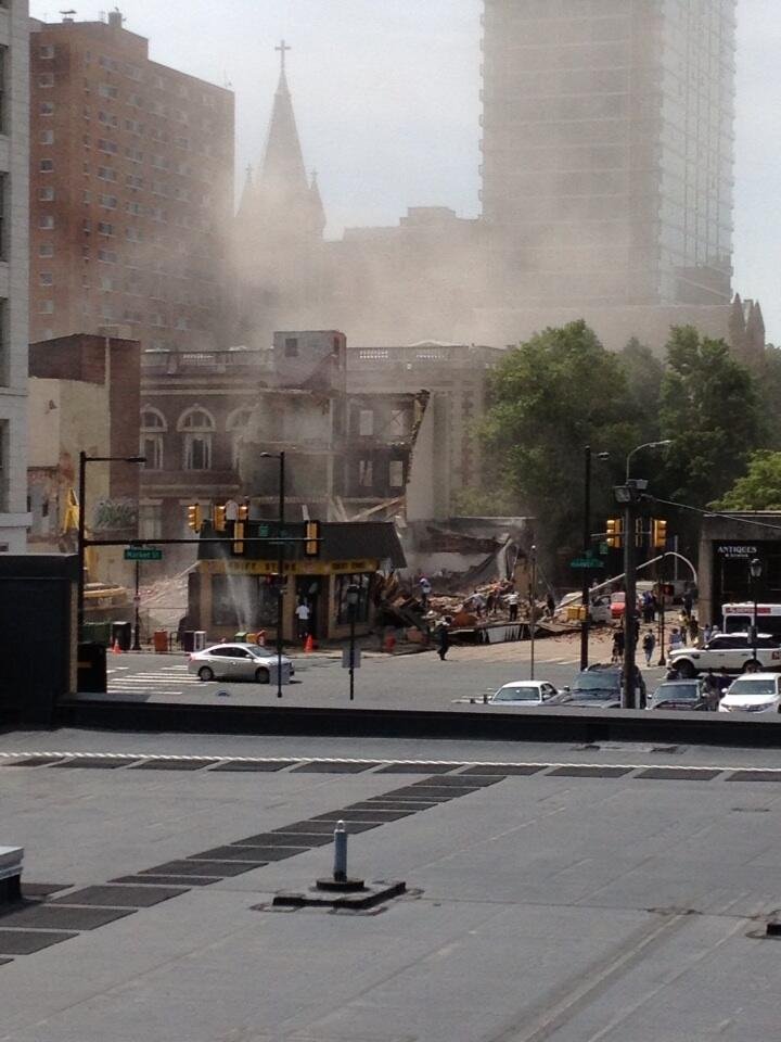 Ενας νεκρός, 13 τραυματίες σε κατάρρευση κτιρίου στη Φιλαδέλφεια [εικόνες] | iefimerida.gr 0