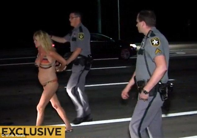 Γιαγιά τρακάρει πολυτελή BMW και βγαίνει έξω με μπικίνι [εικόνες] | iefimerida.gr 4