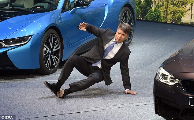 O διευθύνων σύμβουλος της BMW κατέρρευσε κατά τη διάρκεια συνέντευξης Τύπου [εικόνες & βίντεο] | iefimerida.gr 1