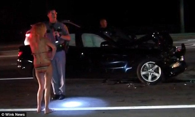 Γιαγιά τρακάρει πολυτελή BMW και βγαίνει έξω με μπικίνι [εικόνες] | iefimerida.gr 3