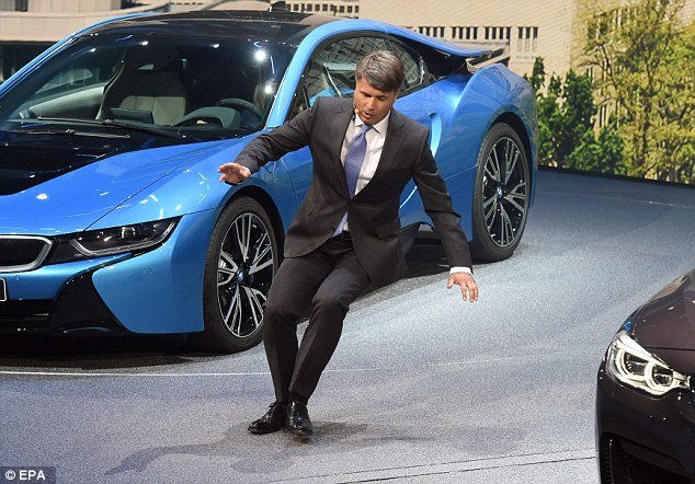 O διευθύνων σύμβουλος της BMW κατέρρευσε κατά τη διάρκεια συνέντευξης Τύπου [εικόνες & βίντεο] | iefimerida.gr 0