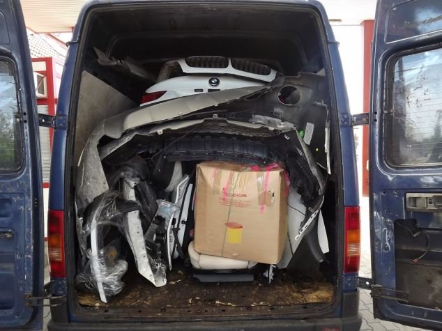 Πώς χωράει μία BMW μέσα σε ένα φορτηγάκι -Δύο κλέφτες μετέτρεψαν σε... παζλ το πανάκριβο αυτοκίνητο [εικόνες] | iefimerida.gr 1