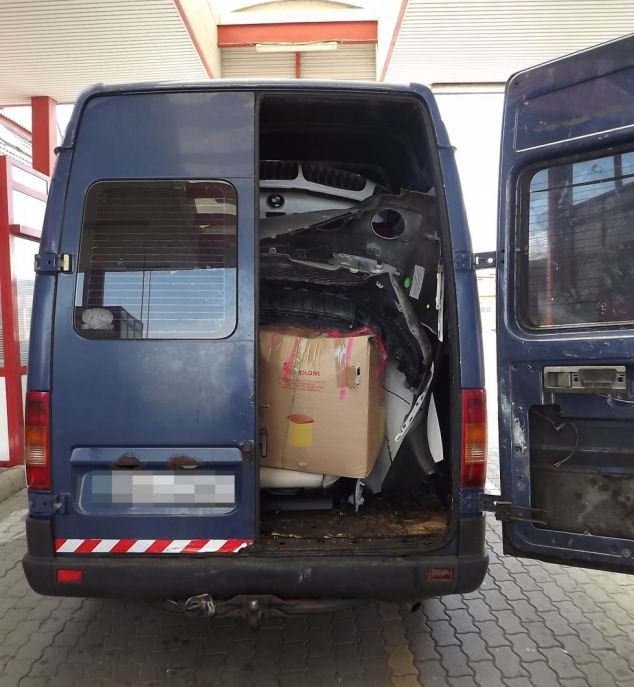 Πώς χωράει μία BMW μέσα σε ένα φορτηγάκι -Δύο κλέφτες μετέτρεψαν σε... παζλ το πανάκριβο αυτοκίνητο [εικόνες] | iefimerida.gr 3