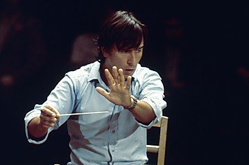 Πρωτόφαντες εικόνες: Κατά χιλιάδες οι Ιταλοί περικυκλώνουν τη Σκάλα του Μιλάνου για το τελευταίο αντίο στον μαέστρο Αμπάντο [εικόνες&βίντεο] | iefimerida.gr 1