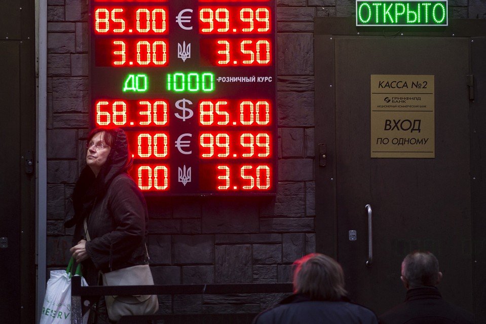 To ρούβλι καταρρέει και οι Ρώσοι τρέχουν στα καταστήματα -Αρπάζουν ό,τι υπάρχει στα ράφια [εικόνες & βίντεο] | iefimerida.gr 3