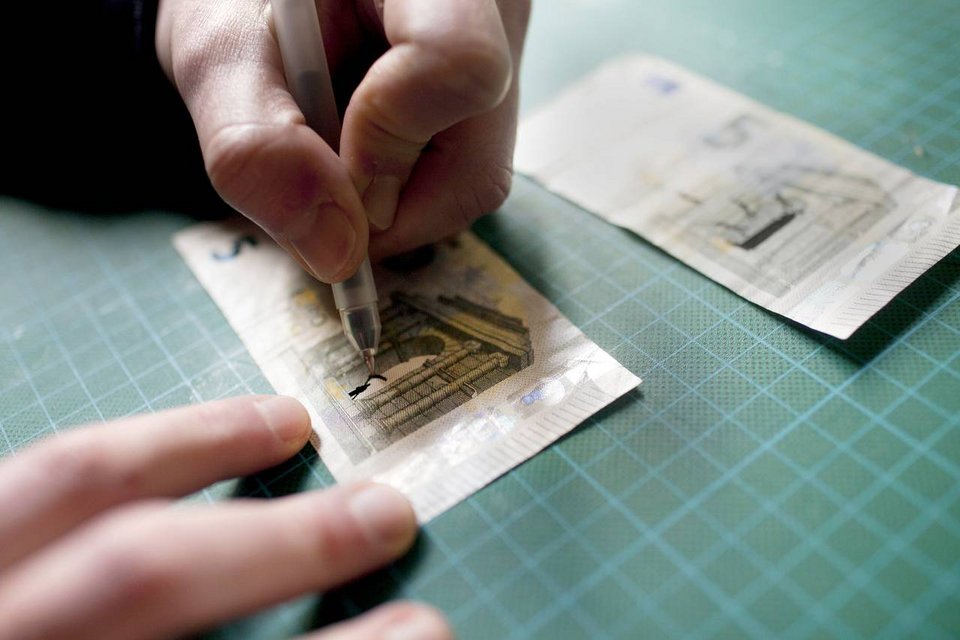 Ο Ελληνας καλλιτέχνης που ζωγραφίζει στα ευρώ τον πόνο της χώρας [εικόνες] | iefimerida.gr 2