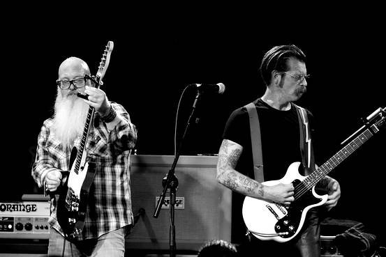 Οι Eagles of Death Metal τραγουδούν σήμερα στο Παρίσι - «Kαλό είναι να έχουν όλοι από ένα όπλο», είπε ο τραγουδιστής [εικόνες] | iefimerida.gr 2