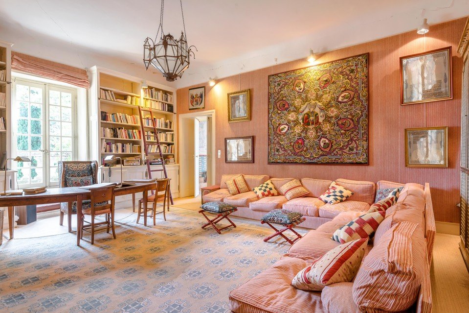 Chateau de Castille: Εντυπωσιακό πέτρινο κάστρο με τοιχογραφίες του Πικάσο - Πωλείται αντί 10 εκατ. ευρώ [εικόνες] | iefimerida.gr 7