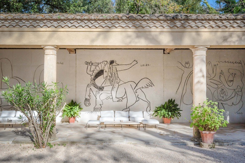 Chateau de Castille: Εντυπωσιακό πέτρινο κάστρο με τοιχογραφίες του Πικάσο - Πωλείται αντί 10 εκατ. ευρώ [εικόνες] | iefimerida.gr 0