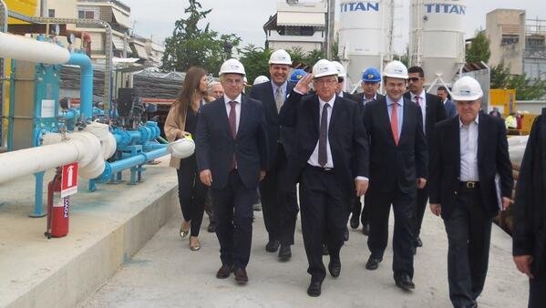 Γιούνκερ και Χατζηδάκης στην Αγία Βαρβάρα: Εβαλαν κράνη και κατέβηκαν στο εργοτάξιο του Μετρό [εικόνα] | iefimerida.gr 0