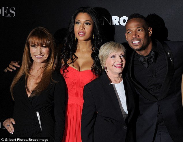 64χρονο «Bond Girl» -Με αβυσσαλέο ντεκολτέ και καυτό σκίσιμο [εικόνες]  | iefimerida.gr 2