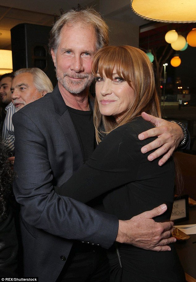 64χρονο «Bond Girl» -Με αβυσσαλέο ντεκολτέ και καυτό σκίσιμο [εικόνες]  | iefimerida.gr 3