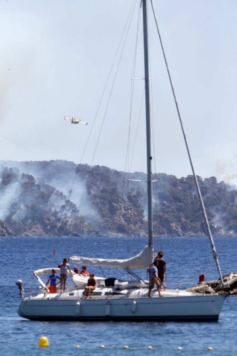 Τουρίστες φεύγουν όπως όπως από τις παραλίες, φλόγες ξεπηδούν από παντού -Tεράστια φωτιά στη Γαλλική Ριβιέρα [εικόνες] | iefimerida.gr 4