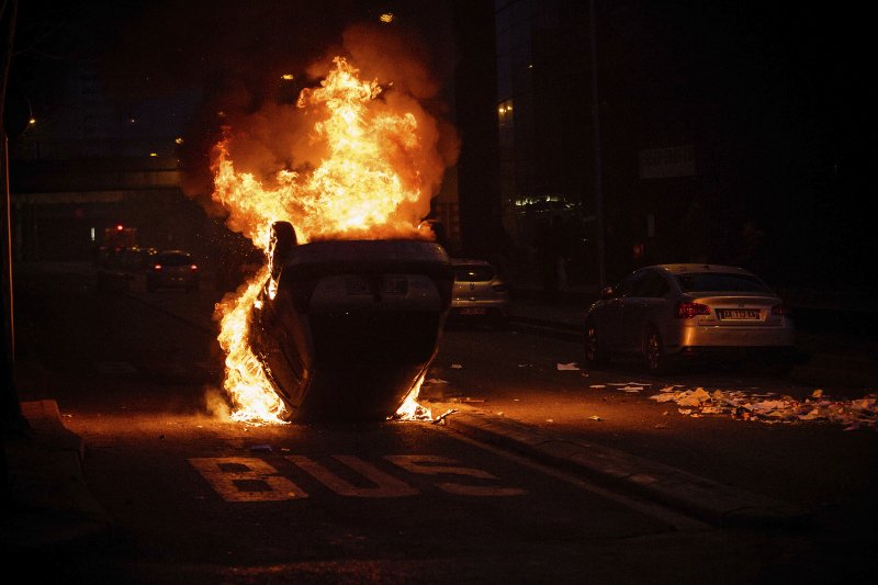 Μαίνονται οι ταραχές στα παρισινά προάστια με αφορμή τον βιασμό νεαρού από αστυνομικό [εικόνες]  | iefimerida.gr 2