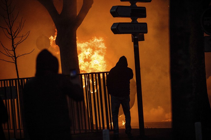 Μαίνονται οι ταραχές στα παρισινά προάστια με αφορμή τον βιασμό νεαρού από αστυνομικό [εικόνες]  | iefimerida.gr 1