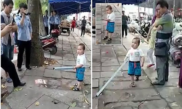 Μπόμπιρας κυνηγάει αστυνομικούς  για να σώσει τους γονείς του και γίνεται viral [βίντεο] | iefimerida.gr 0