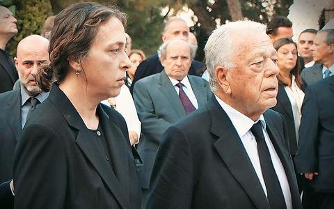 Το ύστατο «αντίο» στην Αννα Μπόμπολα- Οικογένεια, φίλοι και πολιτικοί στην κηδεία της συζύγου του μεγαλοεκδότη [εικόνες] | iefimerida.gr 0