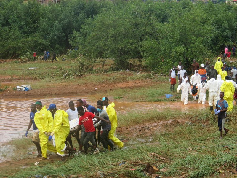 Σκηνές αποκάλυψης στη Σιέρα Λεόνε - Χιλιάδες αγνοούμενοι μετά τις φονικές κατολισθήσεις λάσπης [εικόνες & βίντεο]  | iefimerida.gr 0