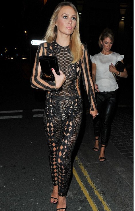 Η τρυπητή ολόσωμη φόρμα που τρέλανε το Λονδίνο [εικόνες] | iefimerida.gr 0