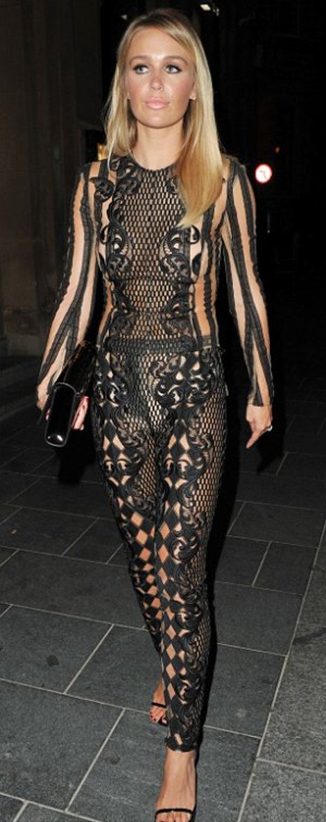 Η τρυπητή ολόσωμη φόρμα που τρέλανε το Λονδίνο [εικόνες] | iefimerida.gr 1