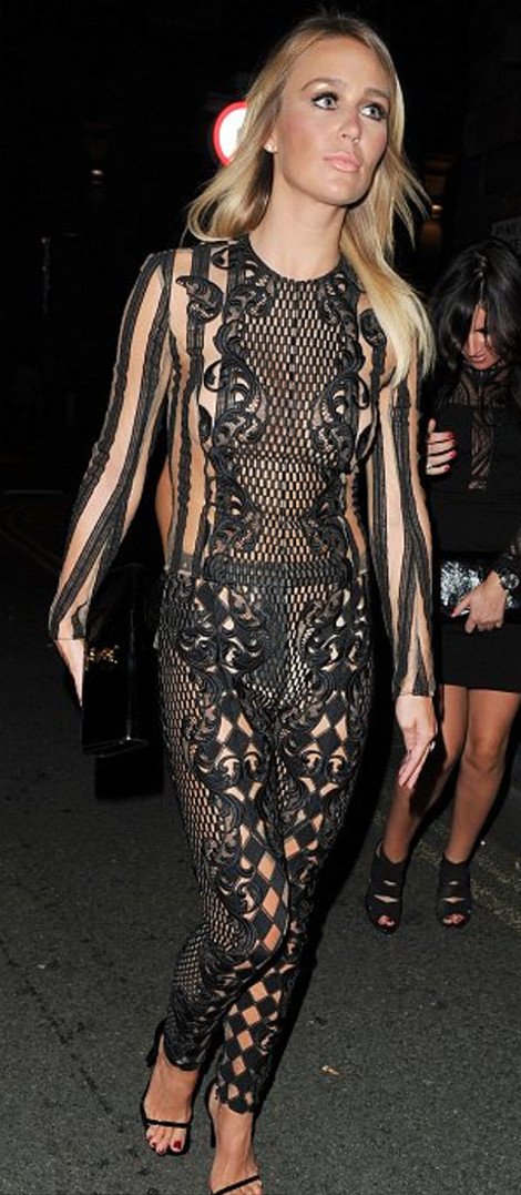 Η τρυπητή ολόσωμη φόρμα που τρέλανε το Λονδίνο [εικόνες] | iefimerida.gr 5