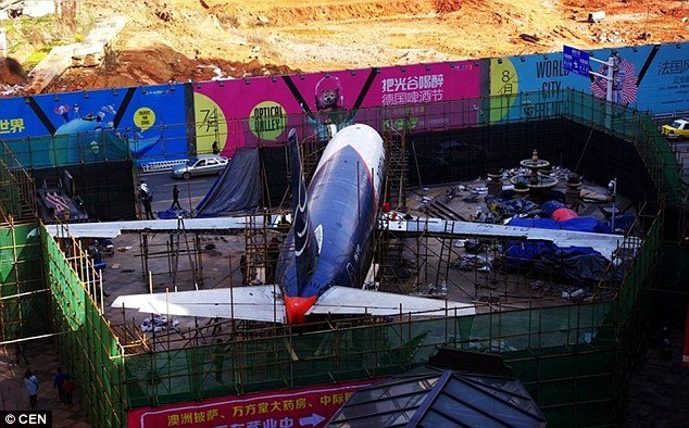 Ενα Boeing 737 «εμφανίστηκε» σε πολυσύχναστο πεζόδρομο στην Κίνα [εικόνες] | iefimerida.gr 0