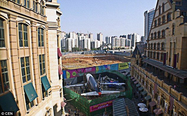 Ενα Boeing 737 «εμφανίστηκε» σε πολυσύχναστο πεζόδρομο στην Κίνα [εικόνες] | iefimerida.gr 1