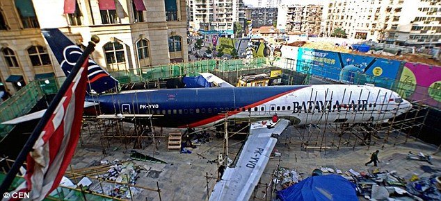 Ενα Boeing 737 «εμφανίστηκε» σε πολυσύχναστο πεζόδρομο στην Κίνα [εικόνες] | iefimerida.gr 2