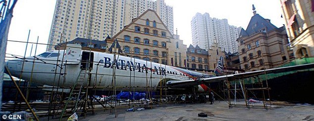 Ενα Boeing 737 «εμφανίστηκε» σε πολυσύχναστο πεζόδρομο στην Κίνα [εικόνες] | iefimerida.gr 3