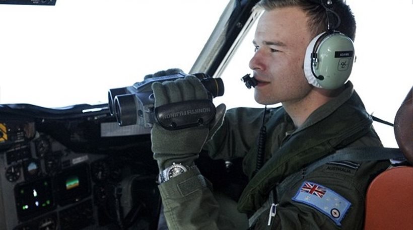 Φρενίτιδα για τον όμορφο Αυστραλό σμηναγό που ψάχνει το Boeing [βίντεο] | iefimerida.gr 0