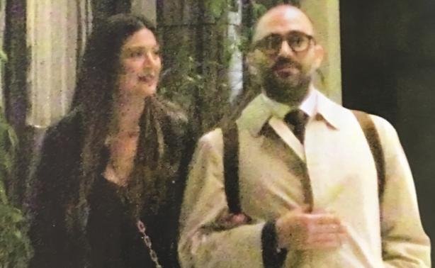 Η νέα συνοδός του Κωνσταντίνου Μπογδάνου με τα μακριά μαλλιά [εικόνες] | iefimerida.gr 0