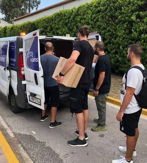 Παρουσιαστές και αθλητές κοντά στους πυρόπληκτους στο Μάτι- Πήγαν εκεί με δέματα για να βοηθήσουν [εικόνες] | iefimerida.gr 1