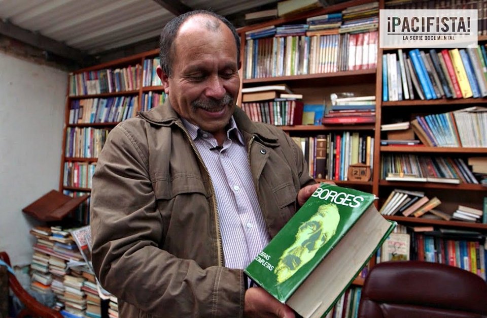 Σκουπιδιάρης στην Μπογκοτά μάζευε τα βιβλία στο δρόμο -Εχει 25.000 σήμερα [εικόνες] | iefimerida.gr 2