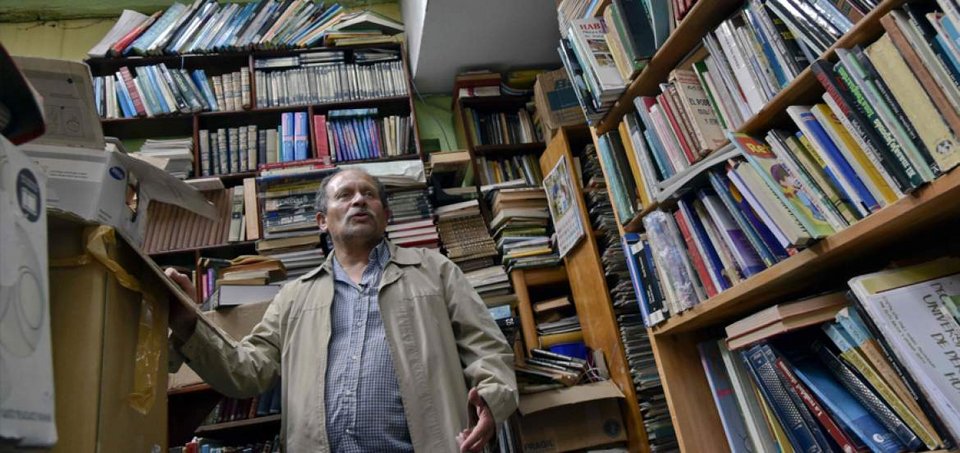 Σκουπιδιάρης στην Μπογκοτά μάζευε τα βιβλία στο δρόμο -Εχει 25.000 σήμερα [εικόνες] | iefimerida.gr 4