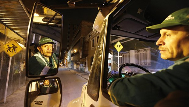 Σκουπιδιάρης στην Μπογκοτά μάζευε τα βιβλία στο δρόμο -Εχει 25.000 σήμερα [εικόνες] | iefimerida.gr 0