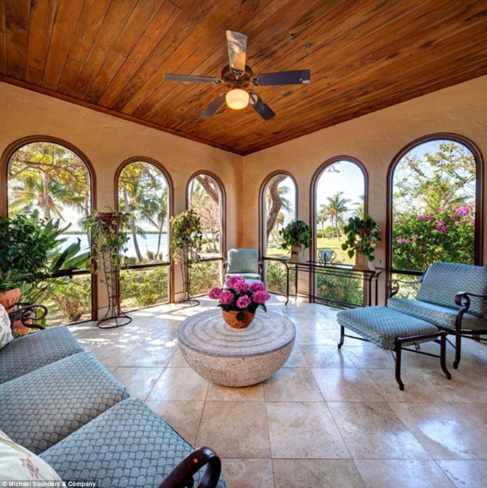 Πωλούν νησί για 34 εκατ. ευρώ για να ακολουθήσουν χριστιανική αποστολή [εικόνες & βίντεο] | iefimerida.gr 2