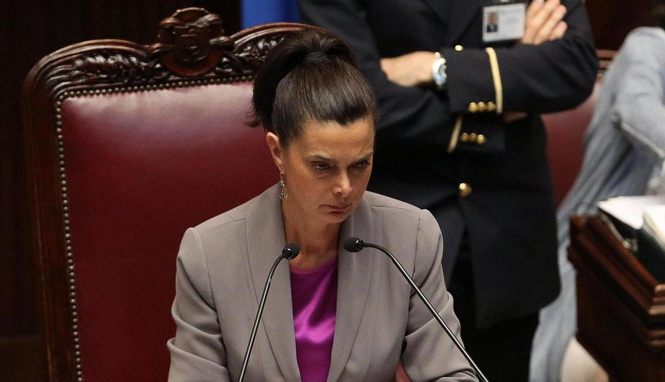 Η πρόεδρος της ιταλικής Βουλής στην Τζια -«Δείχνεις αλληλεγγύη με μπικίνι!» [εικόνες] | iefimerida.gr 2