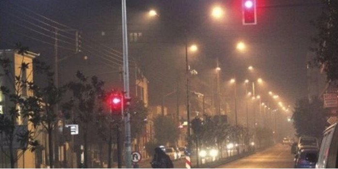 Στο «κόκκινο» η αιθαλομίχλη στον Βόλο -Το βράδυ θυμίζει βρετανική πόλη [εικόνα] | iefimerida.gr 0
