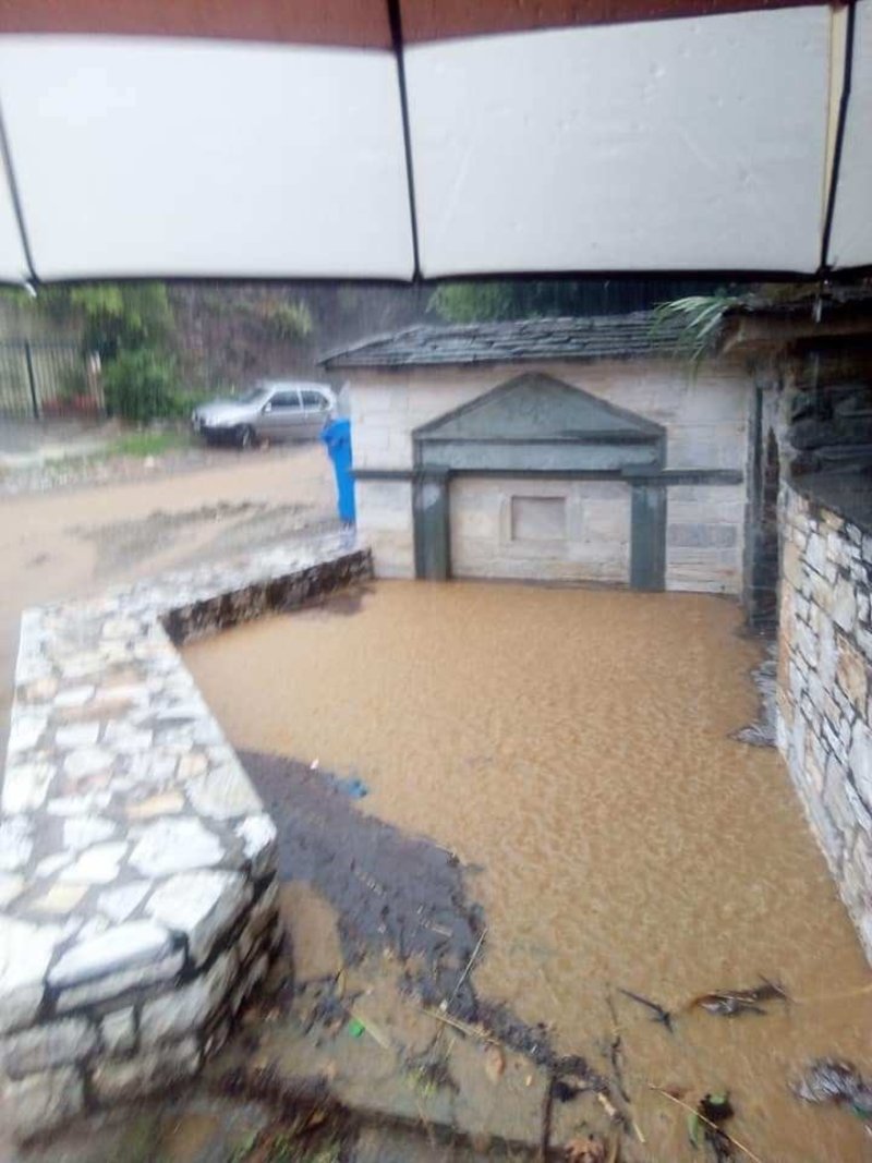 Νύχτα-εφιάλτης για τη Μάνδρα: Πλημμύρισαν οι δρόμοι, ανάστατοι οι κάτοικοι [εικόνες & βίντεο] | iefimerida.gr 15