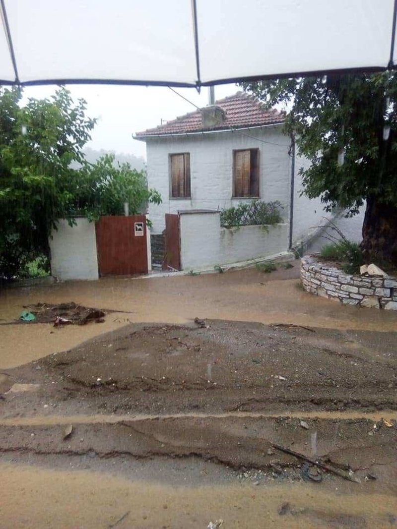 Νύχτα-εφιάλτης για τη Μάνδρα: Πλημμύρισαν οι δρόμοι, ανάστατοι οι κάτοικοι [εικόνες & βίντεο] | iefimerida.gr 17