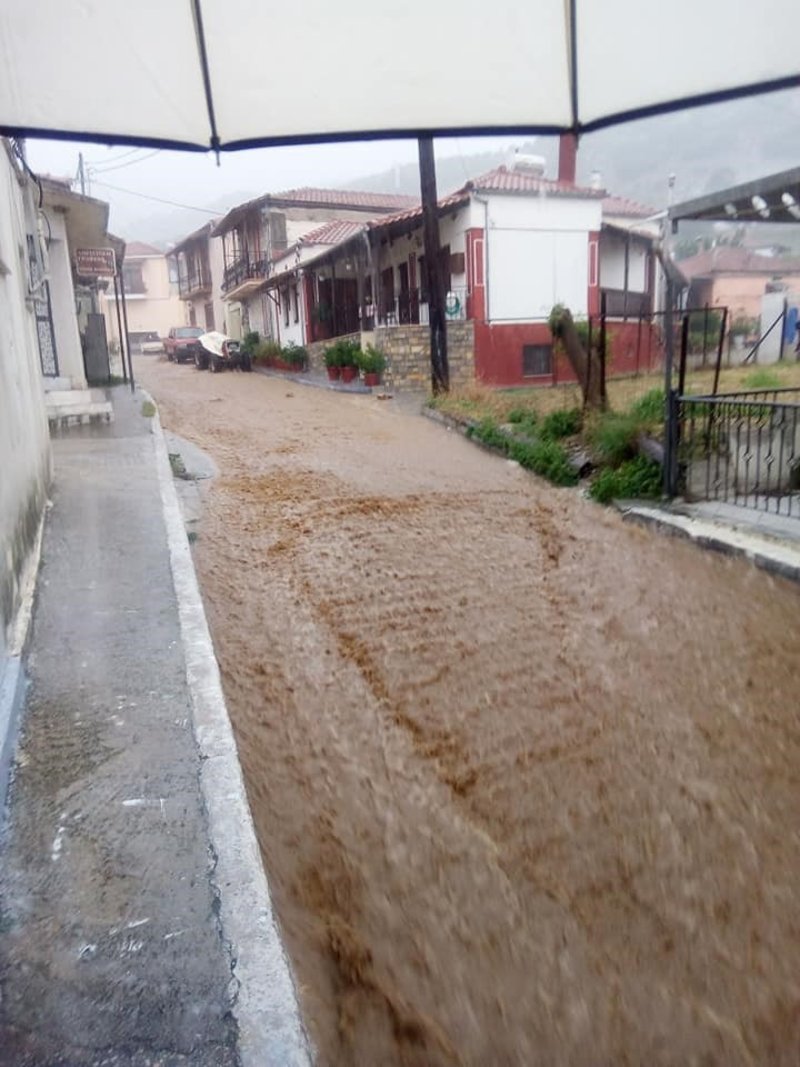 Νύχτα-εφιάλτης για τη Μάνδρα: Πλημμύρισαν οι δρόμοι, ανάστατοι οι κάτοικοι [εικόνες & βίντεο] | iefimerida.gr 18